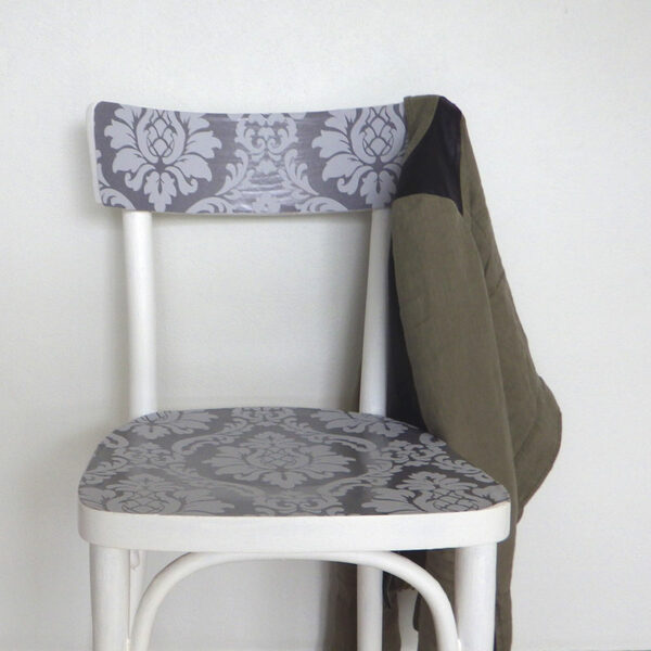 Customiser une chaise avec du papier peint